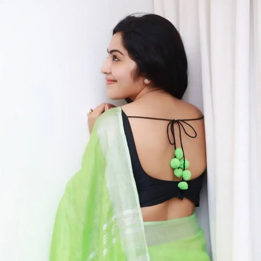 Indian TV Model Ramya Subramanian In Sleeveless Green Saree